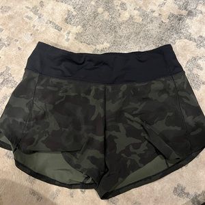 Lululemon Speed Up Mid-Rise Lined Short 4" - green army print
